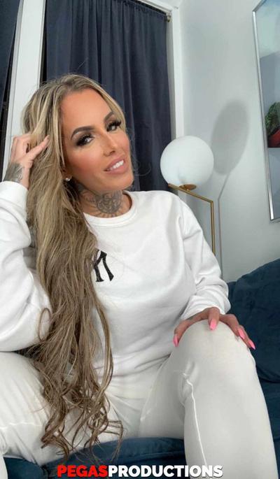 Photo №19 Attractive MILF Pamela Kayne flaunts curves in lingerie